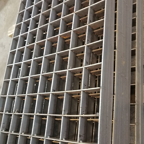 插接鋼格板、互插鋼格柵板：綠色環(huán)?？苫厥? /> 
</p>
（一）節(jié)能生產(chǎn)工藝<br />
先進(jìn)的加工設(shè)備<br />
在<strong><a href=