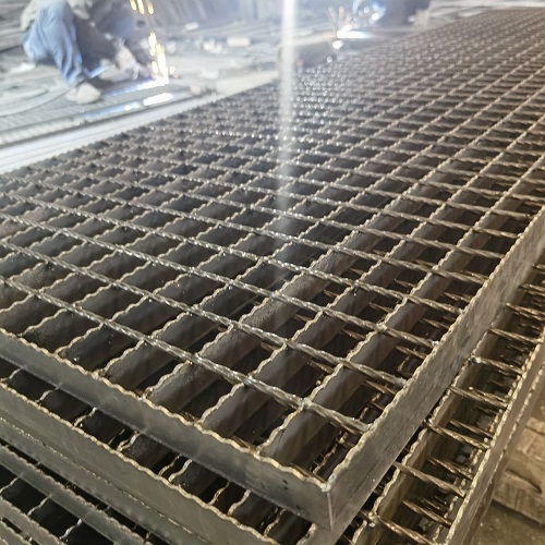 提升工業(yè)平臺安全性：防滑承重強齒型鋼格柵鋼格板