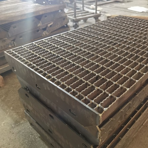 工業(yè)車(chē)間必備：鍍鋅格柵板與鋼格柵板