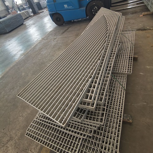 定制鋼格板 vs 標(biāo)準(zhǔn)尺寸？哪種更劃算？