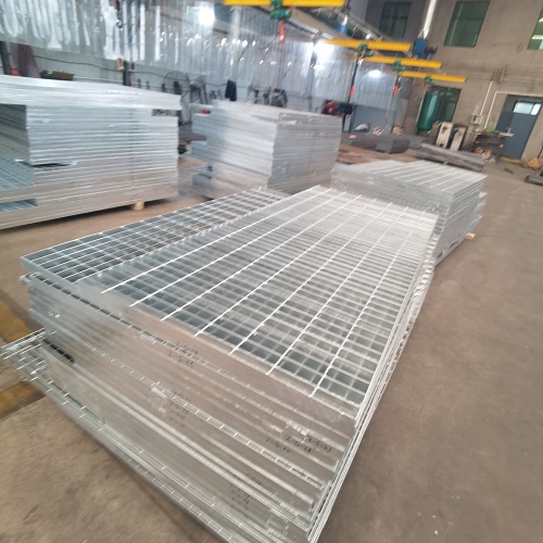 污水處理廠鋼格板如何選？防滑耐腐是關(guān)鍵！