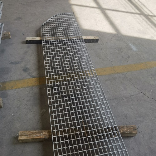 地鐵站臺鋼格板防滑處理：避免雨天事故！