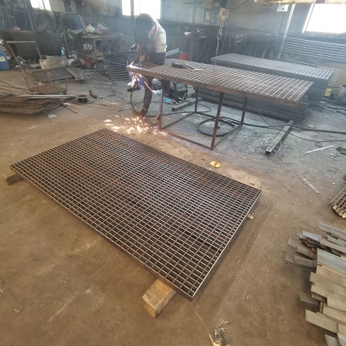 地鐵站臺鋼格板防滑處理：避免雨天事故！