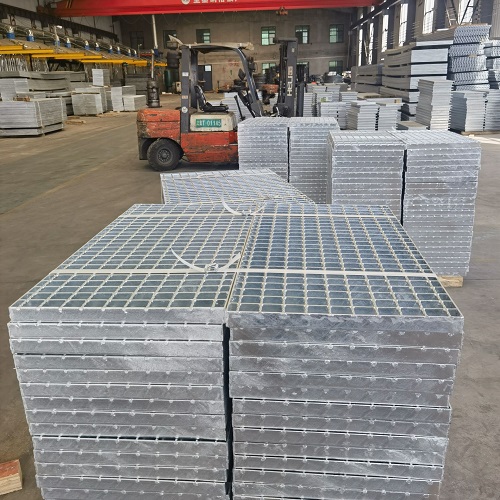 鋼格板表面處理方式對比：噴漆、鍍鋅、不銹鋼哪種更耐用？