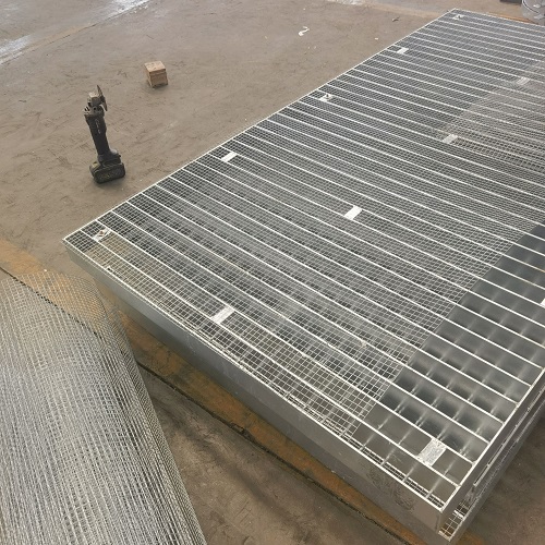 高空作業(yè)平臺(tái)專用鋼格板：安全承重設(shè)計(jì)全解析！