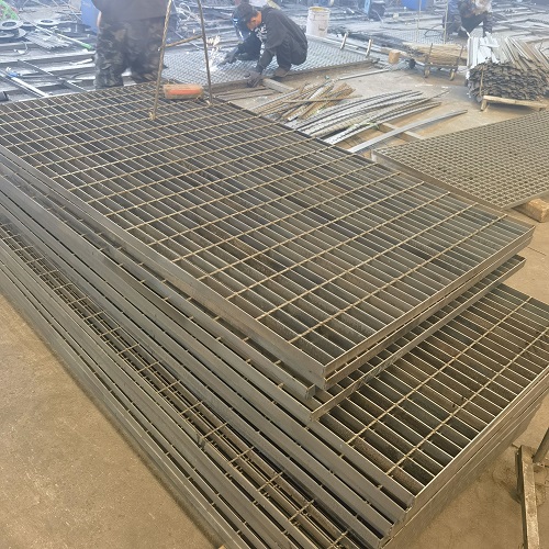 高空作業(yè)平臺(tái)專用鋼格板：安全承重設(shè)計(jì)全解析！