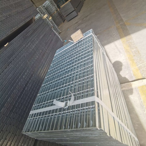 鋼格柵材質(zhì)怎么挑？碳鋼、不銹鋼優(yōu)劣勢深度解析